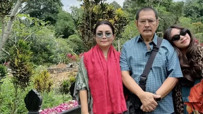 Mayangsari dan Keluarga Ziarah ke Makam Soeharto Jelang Ramadan