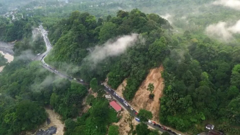 Perbaikan Jalur Lembah Anai: Pelapisan Tebing Bekas Longsor Dengan Pasir Besi
