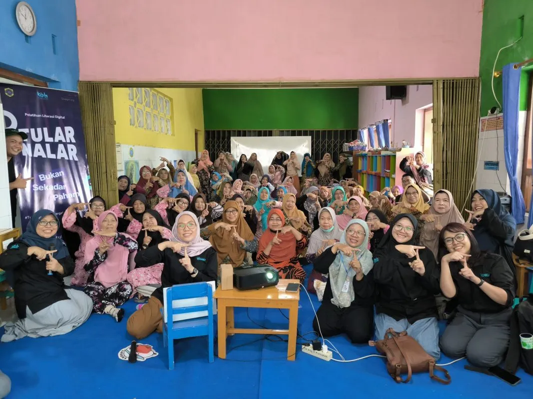 Kelas Akademi Digital Lansia Tular Nalar 3.0 di Surakarta: Meningkatkan Literasi Digital untuk Lansia