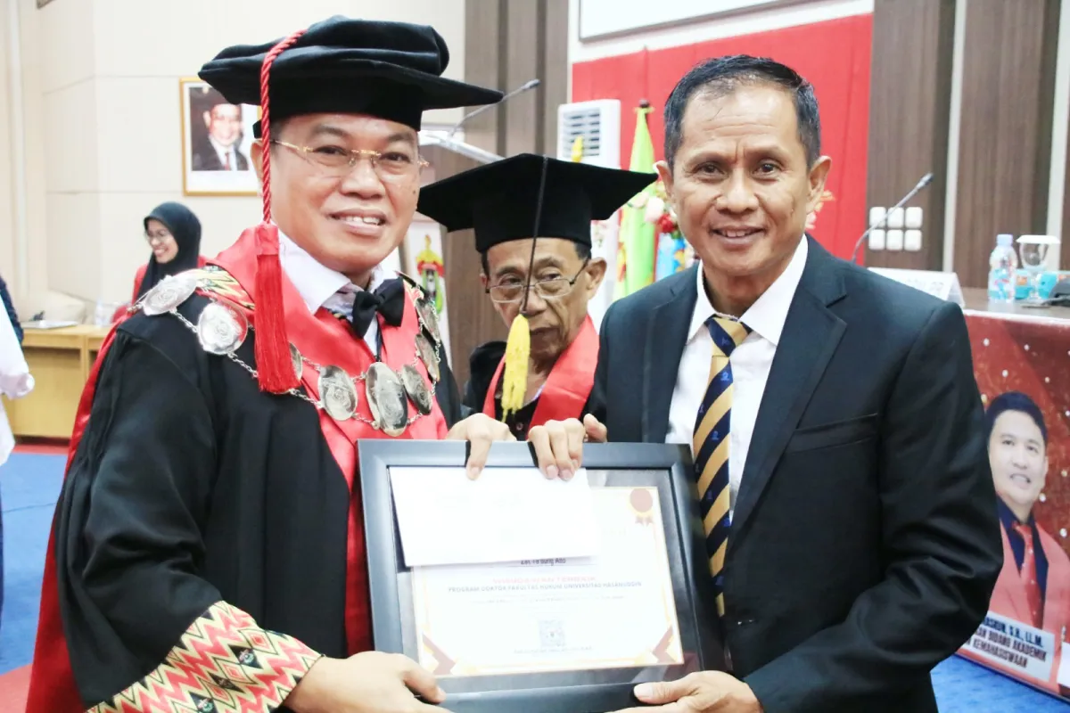Dr. Zet Tadung Allo, Jaksa Agung Muda, Raih Predikat Wisudawan Terbaik Doktor Hukum Unhas
