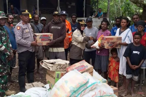DPRK Mimika Salurkan 1 Ton Bantuan ke Kapiraya Terdampak Konflik