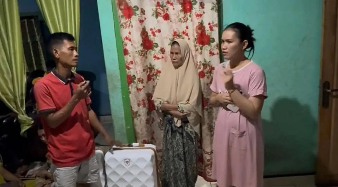 Jemaah Lansia Terlantar di Jakarta Diduga Ditipu Biro Travel Umrah