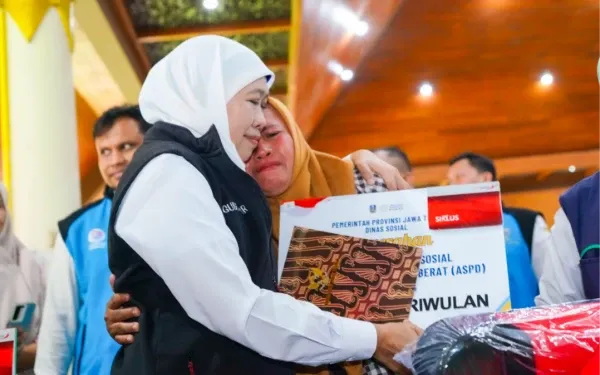 Khofifah Salurkan Bantuan Sosial dan Pemberdayaan untuk Warga Sidoarjo