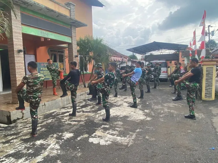 Senam Pagi Anggota Satgas TMMD Ke-127 Tingkatkan Kebugaran dan Kebersamaan