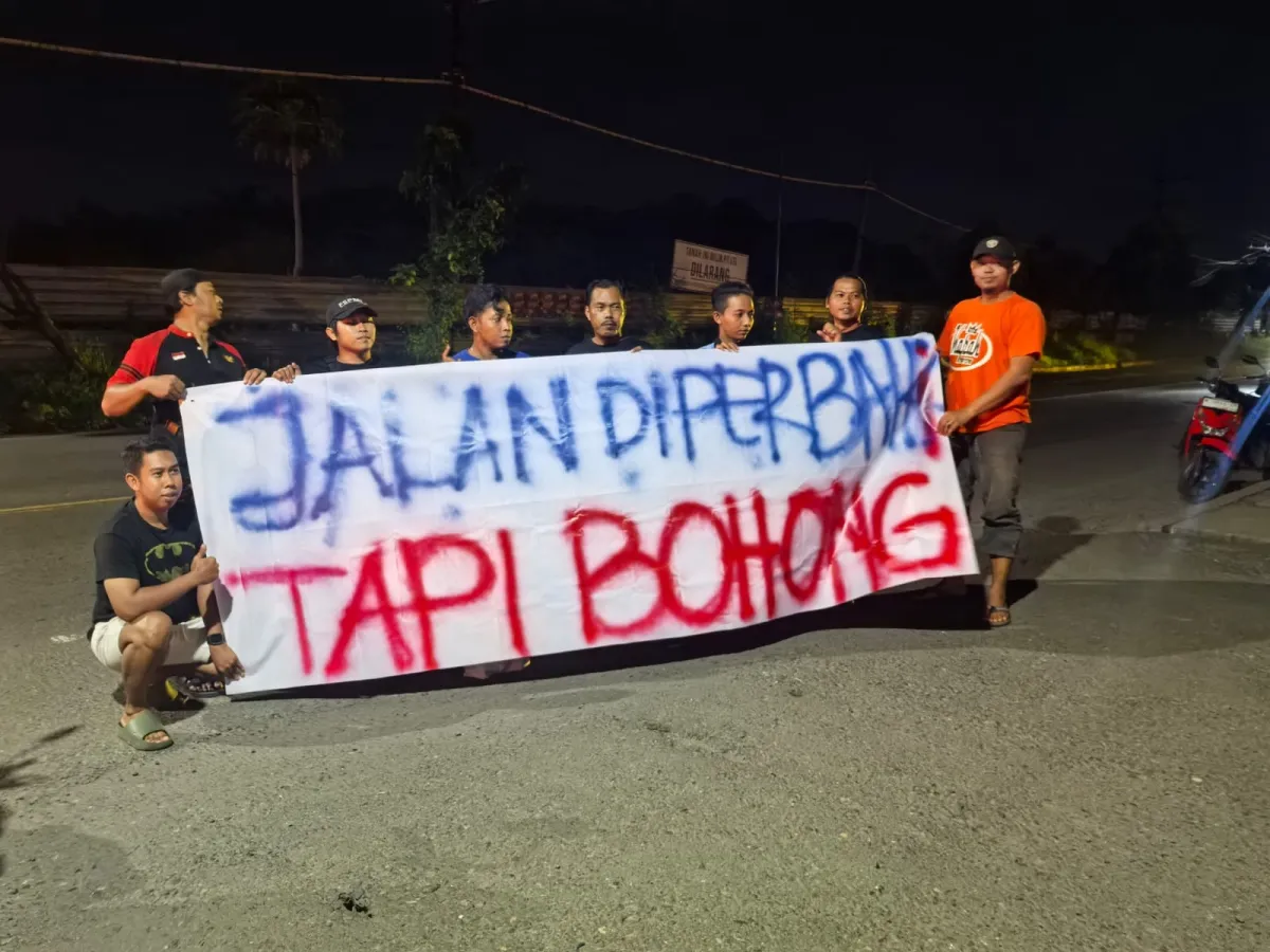 Warga Gresik Protes Kerusakan Parah Jalur Pantura Daendles