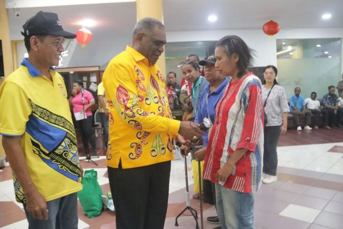 Pemkot Jayapura Berikan Alat Bantu untuk Penyandang Disabilitas dan Lansia