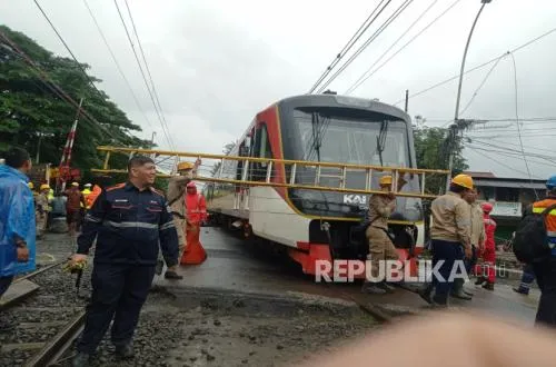 KAI Commuter Evakuasi Kereta Bandara yang Keluar Jalur Akibat Tertemper Truk