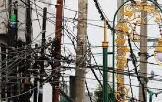 Diskominfotik KBB Lakukan Penataan Kabel Udara untuk Lingkungan Lebih Rapi