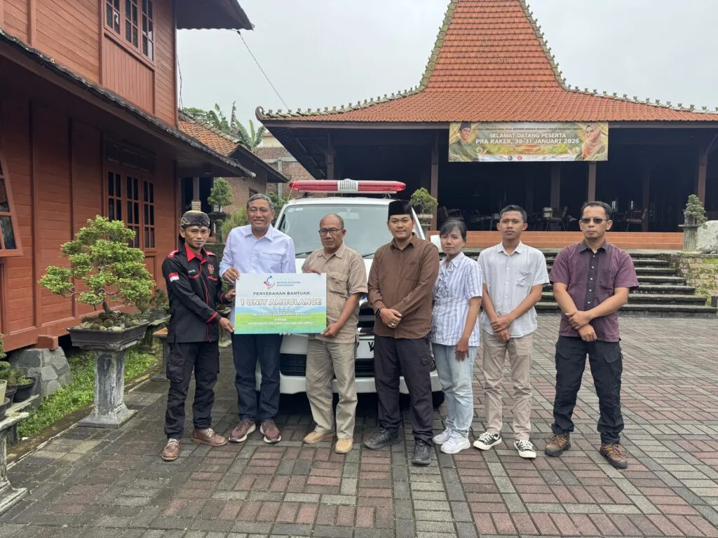 Rohkmat Ardiyan Serahkan Ambulans untuk Relawan Penanganan ODGJ di Kuningan