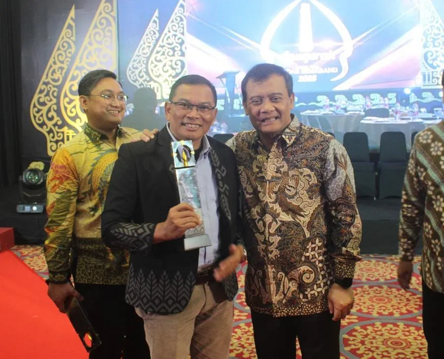 Gubernur Jawa Tengah Berikan Apresiasi kepada Prof. Rasimin sebagai Pendidik Inspiratif Era Digital