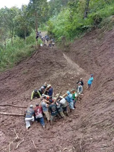 Material Longsor Tutup Akses Desa Sapih, BPBD Probolinggo Lakukan Penanganan