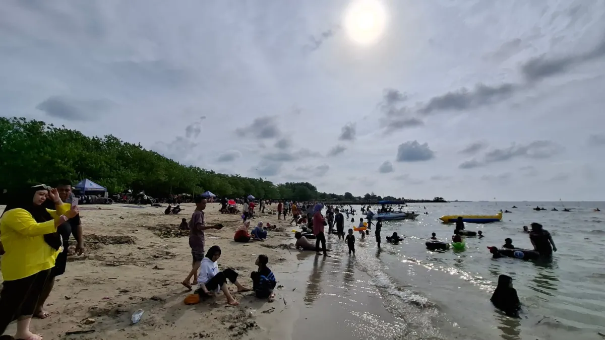 Lonjakan Pengunjung di Pantai Dalegan Gresik Selama Libur Panjang Hari Waisak 2025