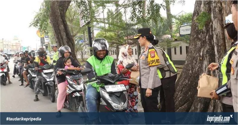 Kapolres Karimun Bagikan Takjil Gratis untuk Masyarakat Menyambut Ramadan