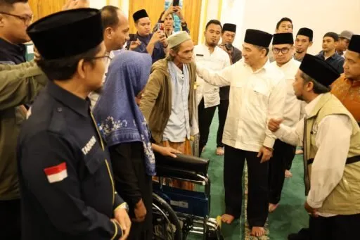 Wagub Banten Serahkan Tongkat Bantu untuk Pedagang Difabel di Safari Ramadan