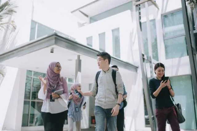 Anak Muda Indonesia: Kritis dan Selektif Terhadap Lembaga Negara