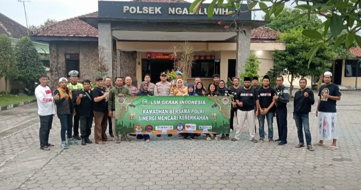 Kolaborasi LSM dan Polsek Ngadiluwih Bagikan Takjil Awal Ramadan