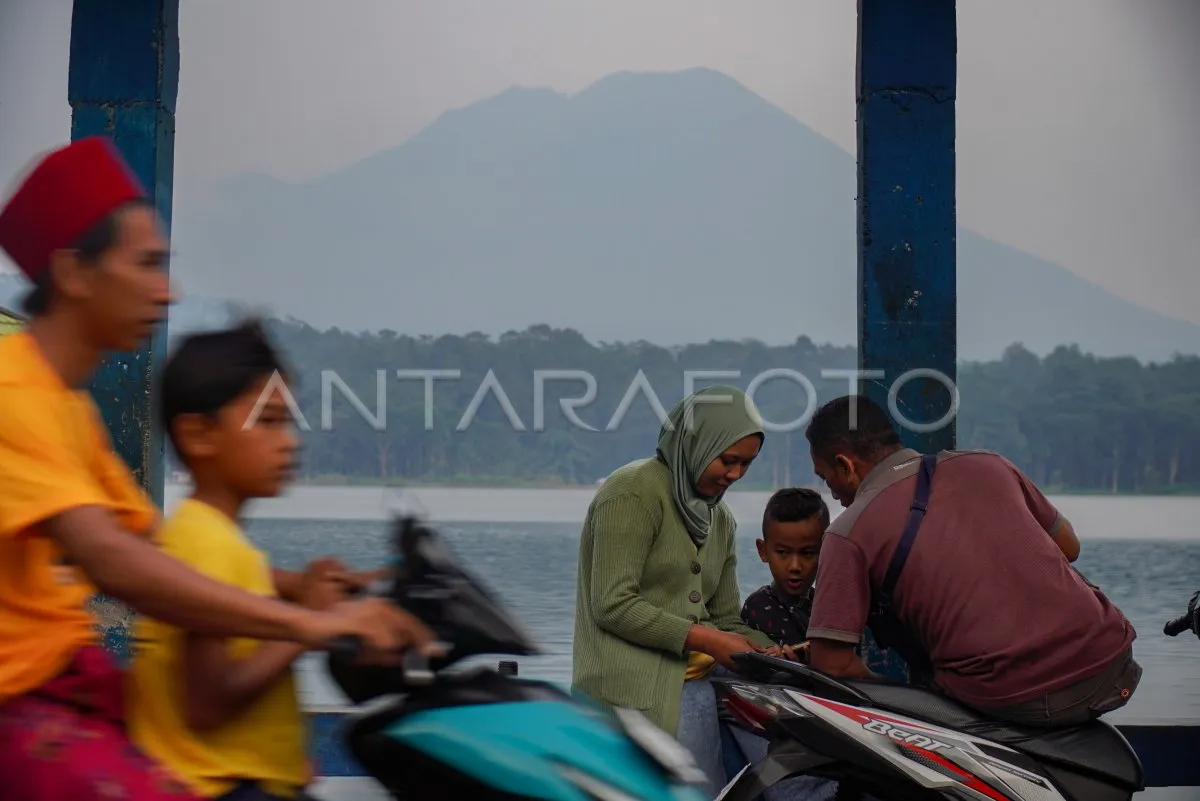 Warga Menanti Berbuka Puasa di Danau Ranu Klakah