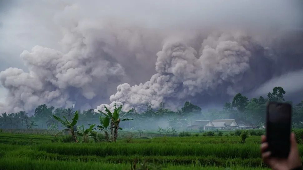 Gunung Semeru Berstatus 'Awas', Zona Bahaya Diperluas Hingga 20 Km
