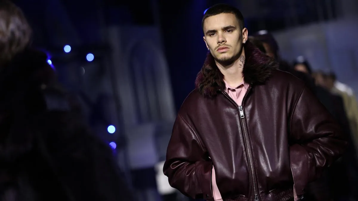 Romeo Beckham Sukses Menutup London Fashion Week dengan Gaya Burberry