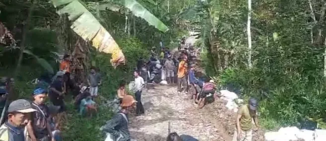 Kebersamaan Warga Kampung Karang Combong dalam Membangun Jalan Poros Desa Secara Swadaya