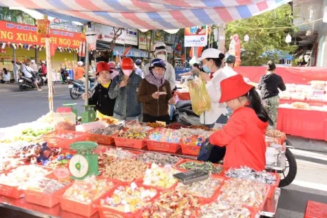 Pasar Tet Ramai, Penjualan Buah dan Bunga Menyusut Dibanding Tahun Lalu
