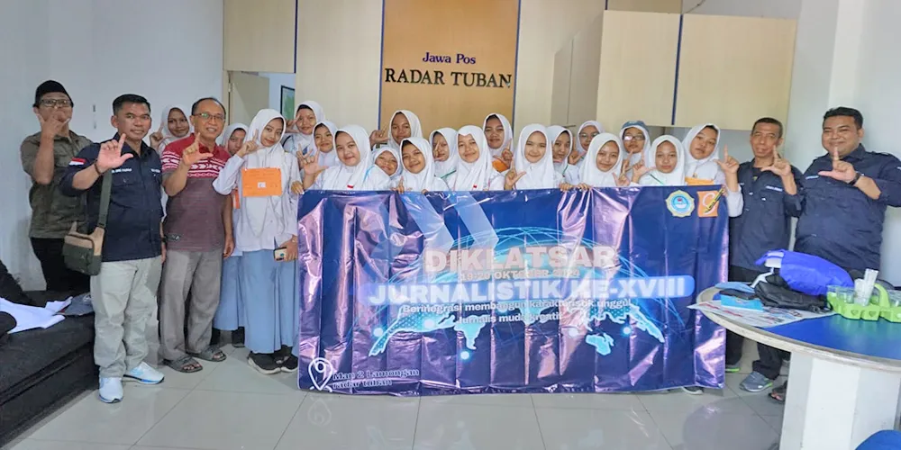 Siswa MAN 2 Lamongan Mendalami Jurnalistik di Ruang Redaksi Jawa Pos Radar Tuban