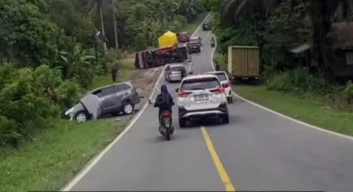 Kecelakaan Maut di KM 52 Poros Bontang–Samarinda: Truk dan Mobil Terlibat Tabrakan