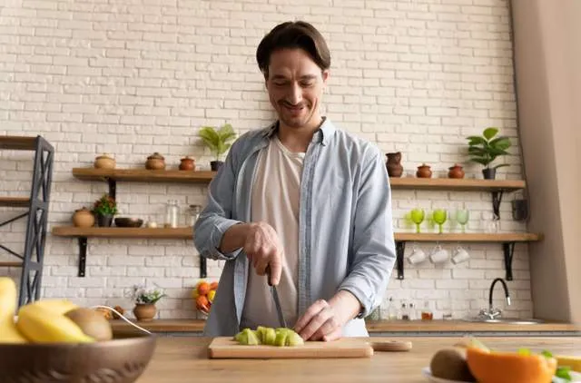 Pria Menggali Hobi Memasak, Rumah Tangga Semakin Aktif