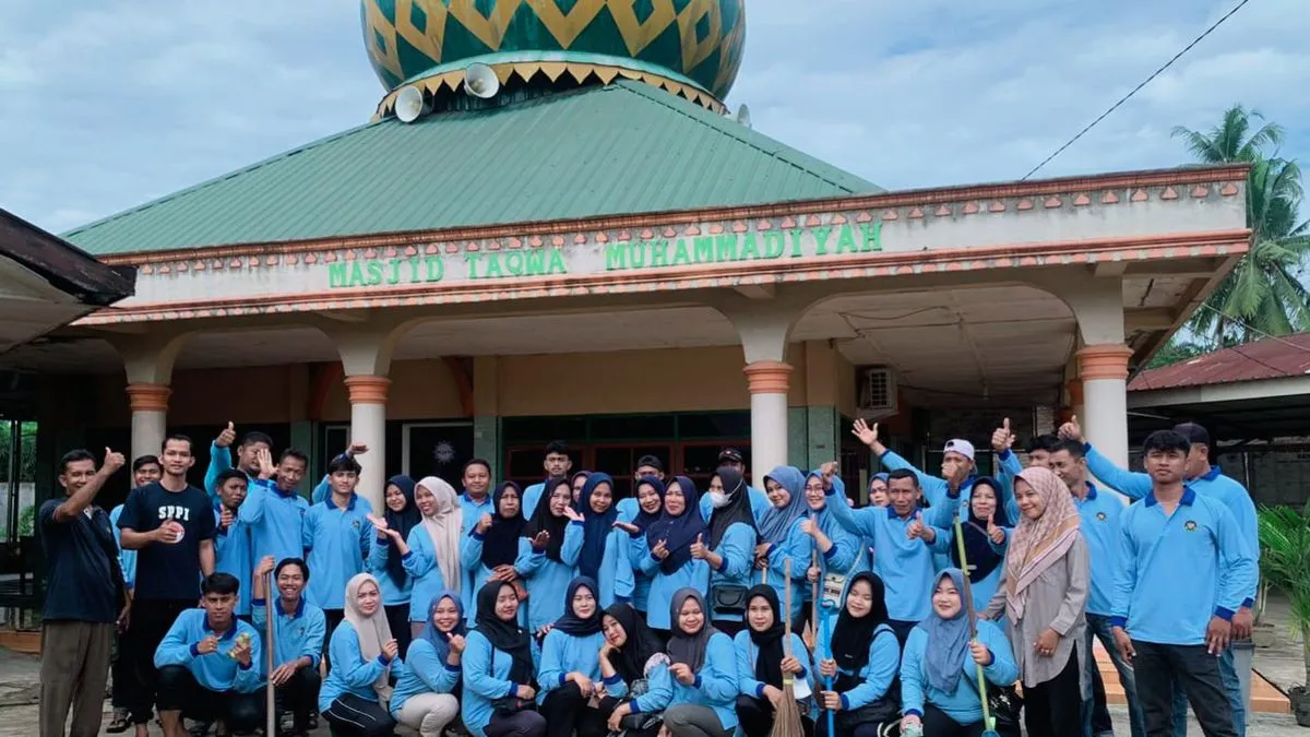 Relawan SPPG Suka Sari Bersihkan Masjid Taqwa untuk Perkuat Kebersamaan di Ramadan