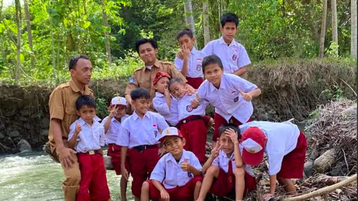 Kisah Pak Guru Najib: Menghadapi Tantangan Pendidikan di Daerah Terpencil