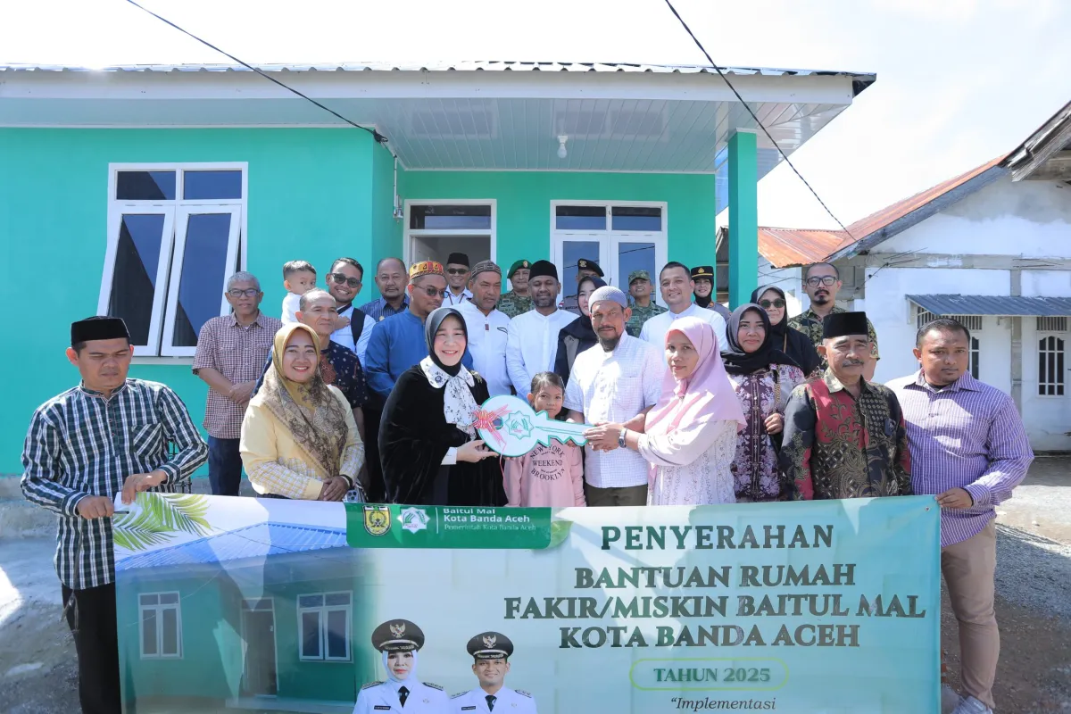 Bunda Illiza Serahkan Rumah Layak Huni untuk Warga Jeulingke