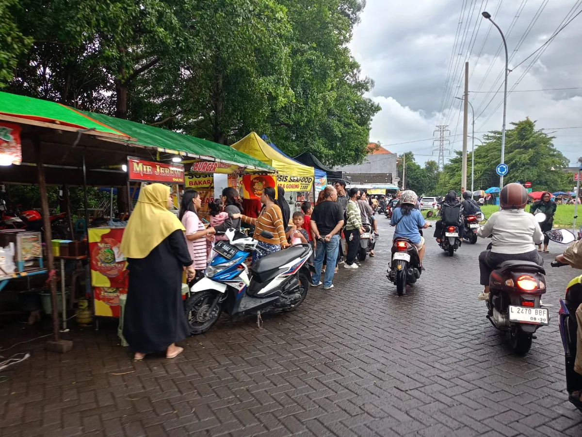 Pasar Ramadan Gunungsari Surabaya Ramai Pemburu Takjil