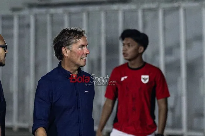 Alex Pastoor Sarankan Ajax Rekrut Gelandang Bertahan Lokal