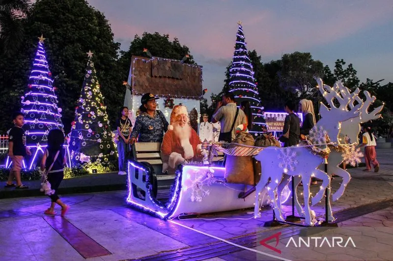 Pohon Natal Hiasi Bundaran Besar Palangka Raya dengan Sentuhan Kearifan Lokal