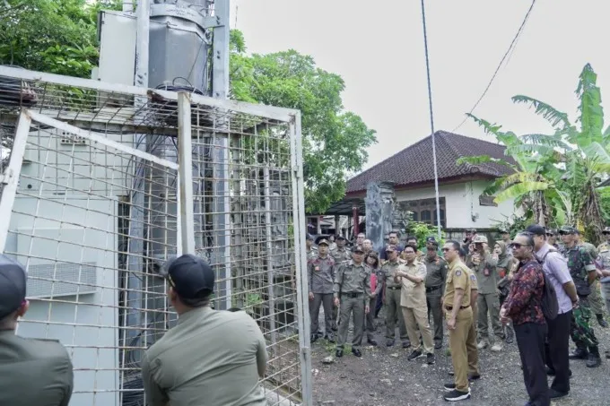 Pemantauan Pembongkaran Tower di Jimbaran oleh Sekda Adi Arnawa