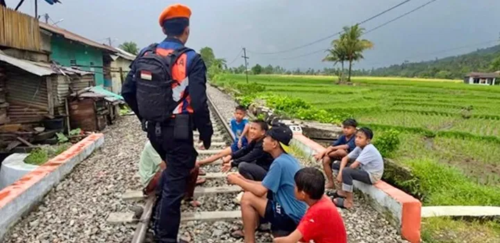 KAI Divre II Sumbar Minta Warga Hindari Aktivitas di Sekitar Jalur Kereta Api