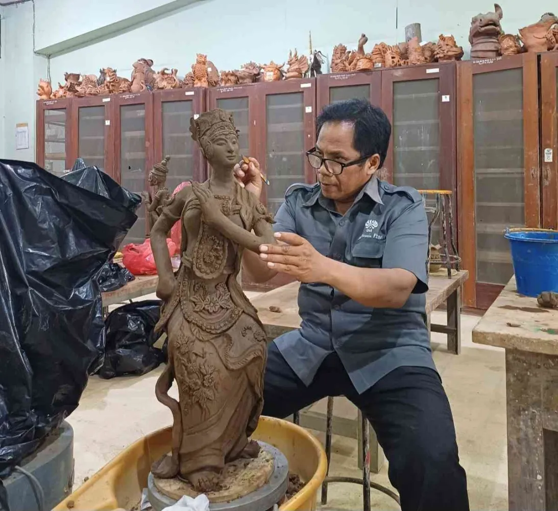 Inovasi Terakota Estetik Berbasis Budaya Lokal oleh Prof. Dr. Ponimin