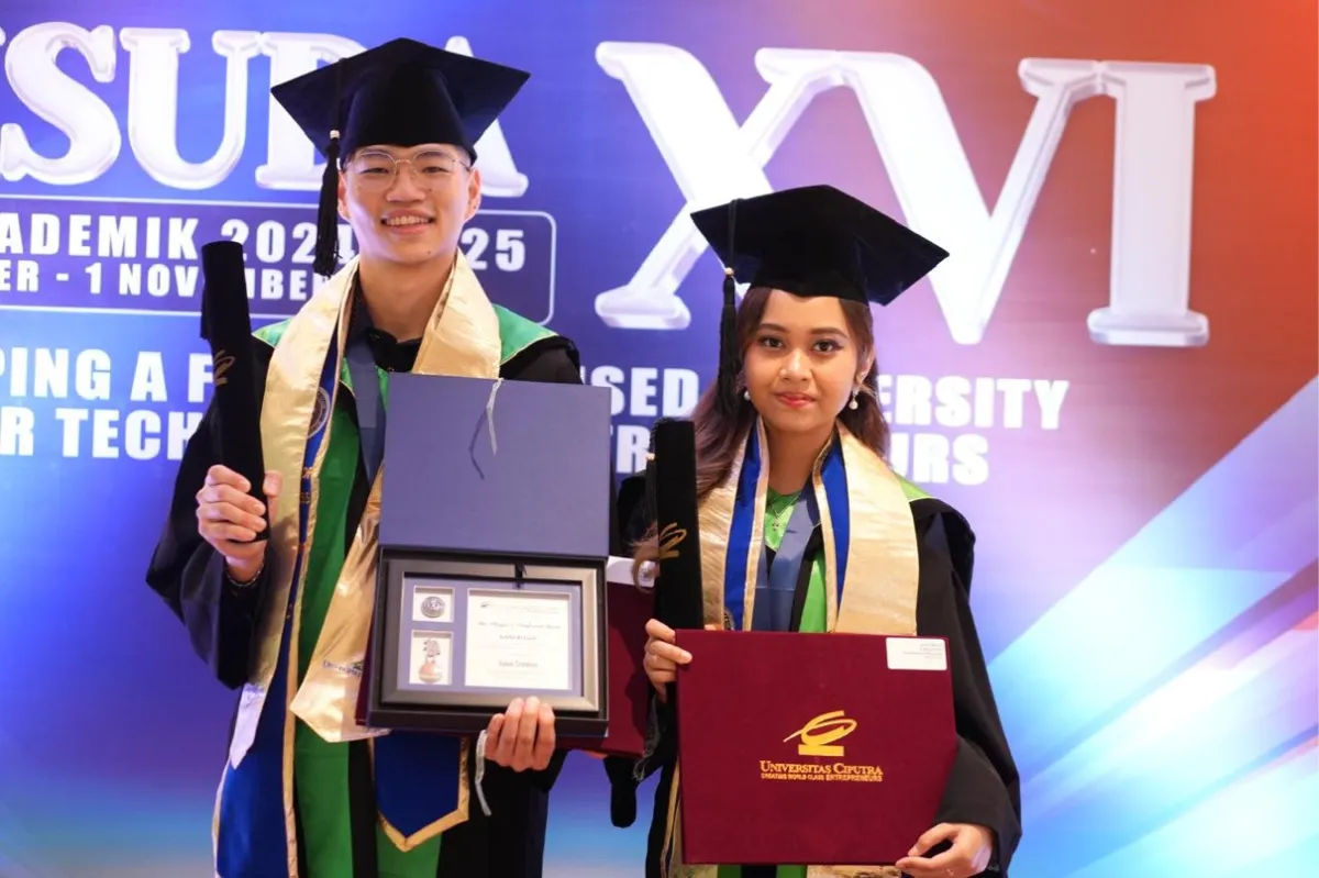 Wisuda 1.162 Mahasiswa UC Surabaya, Dua di Antara Mereka Luncurkan Startup Digital