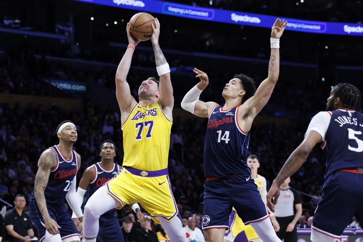 Luka Doncic Bawa Lakers Kalahkan Clippers dengan Skor Ketat