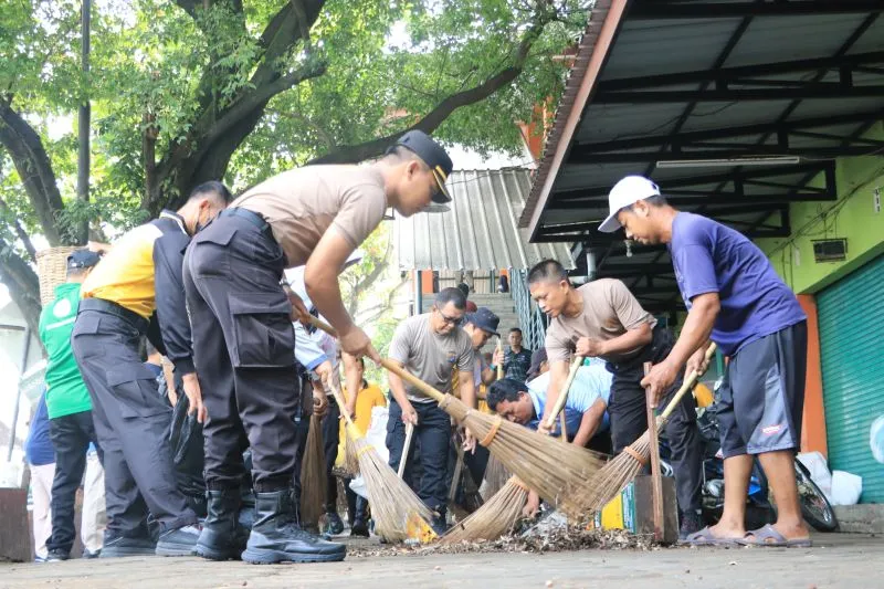 Pembersihan Pasar Wates oleh Personel Gabungan Tingkatkan Kebersihan Lingkungan