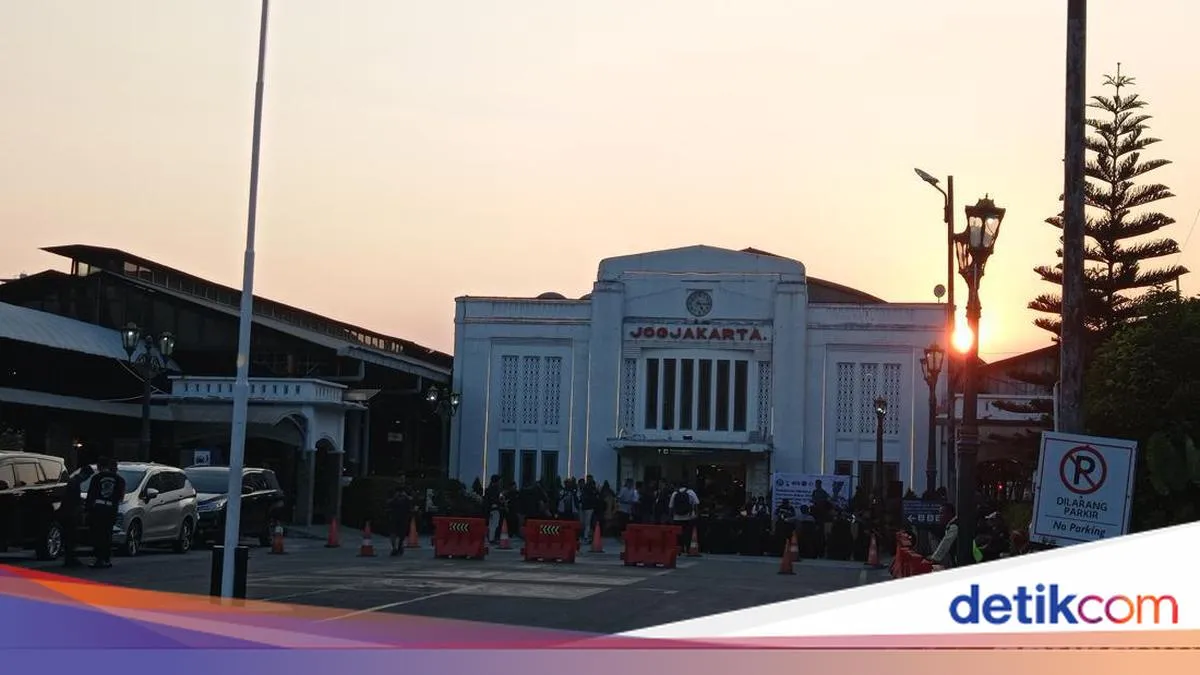 Perbedaan Dua Pintu Stasiun Tugu dan Rute Keretanya