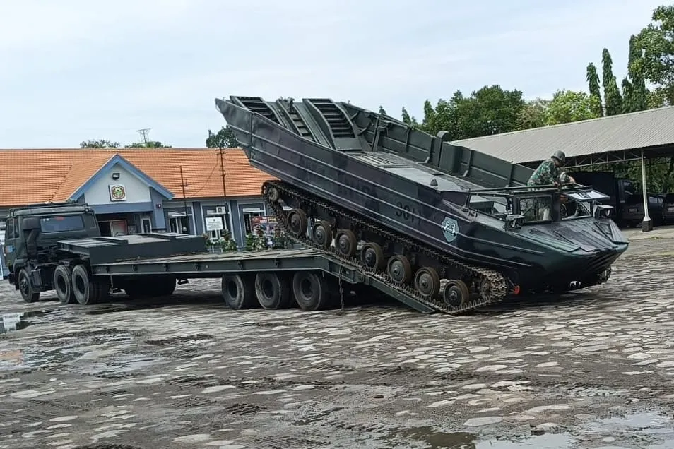 Latihan Kesenjataan TNI AL: Manuver Ranpur Amfibi Kapa K 61