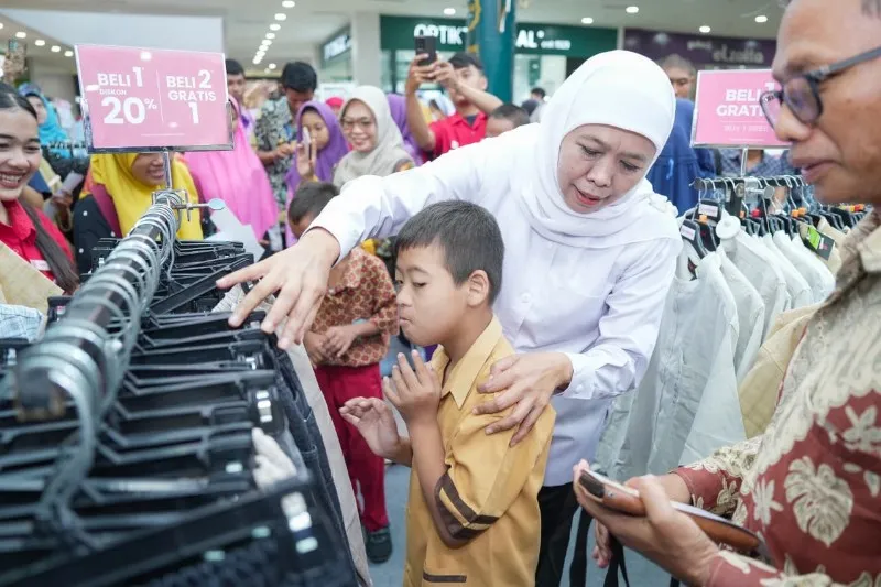 Gubernur Khofifah Ajak Siswa Difabel Belanja Kebutuhan Lebaran