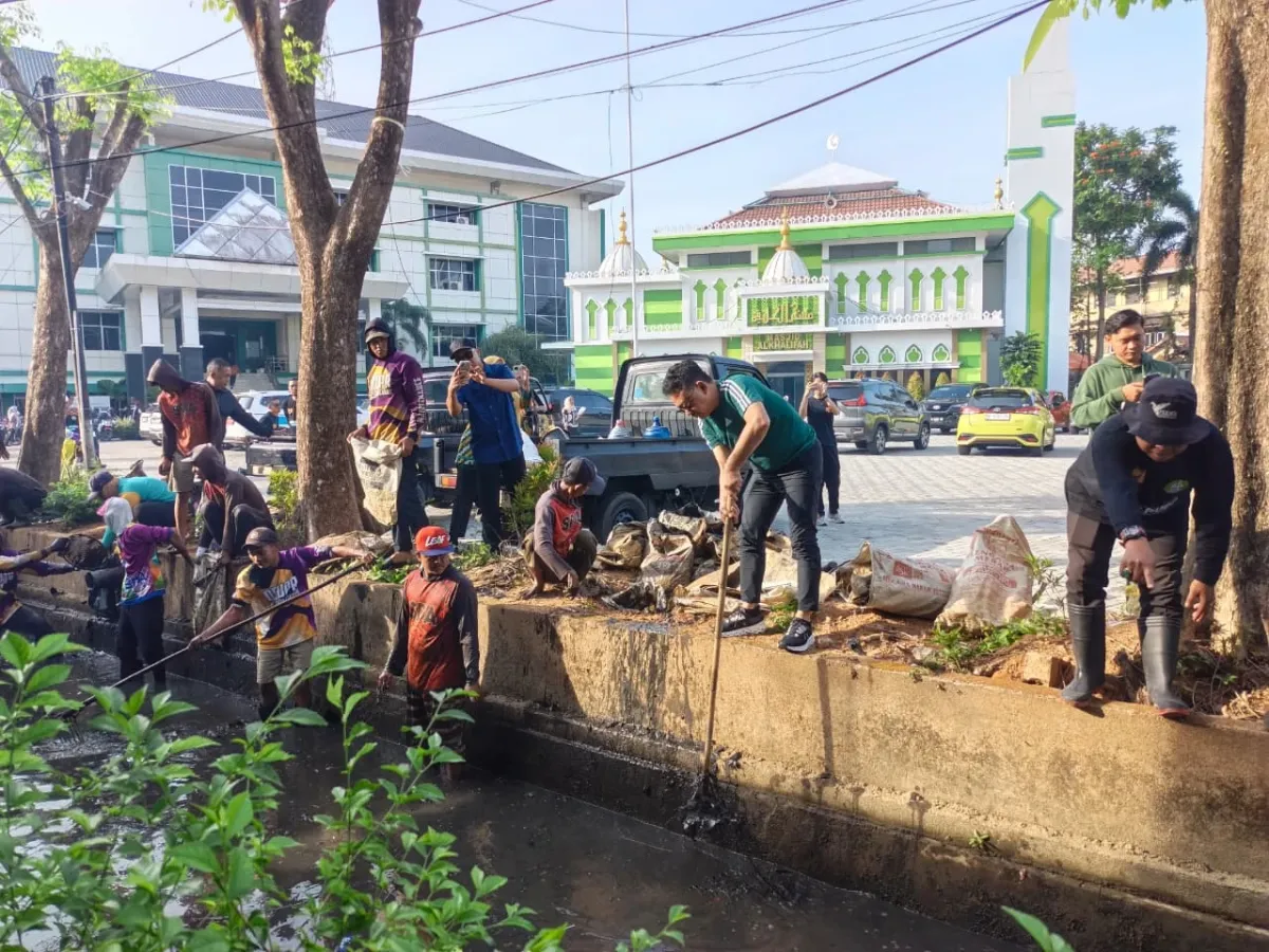 ASN Pontianak Rutin Gotong Royong untuk Lingkungan Kerja Bersih dan Produktif