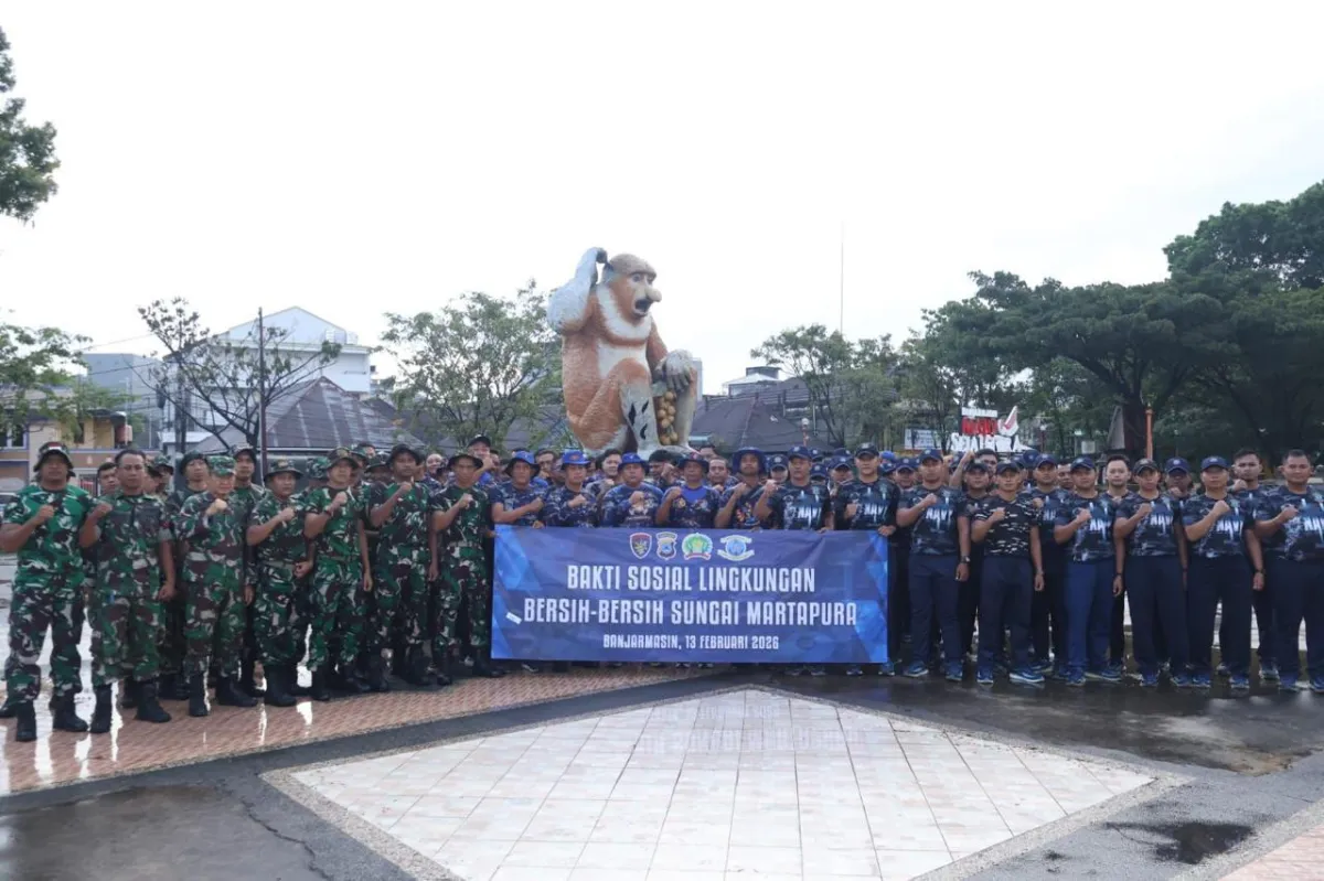 Lanal Banjarmasin dan TNI-Polri Gelar Aksi Bersih Sungai Martapura