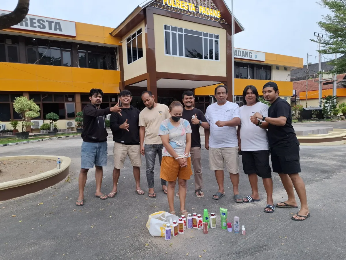 Perempuan Ditangkap Tim Klewang Polresta Padang Usai Diduga Curi Produk Kecantikan