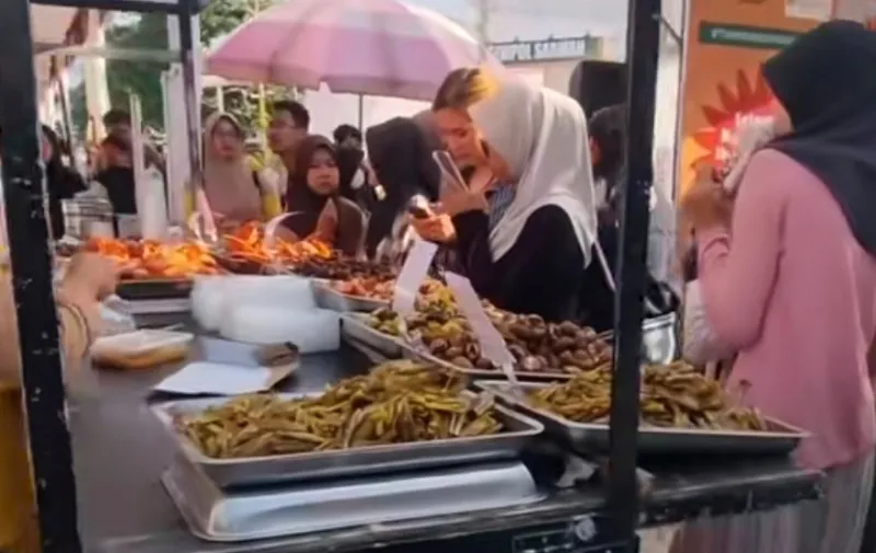 Suasana Santai Berburu Takjil di Pasar Ramadan Datah Manuah