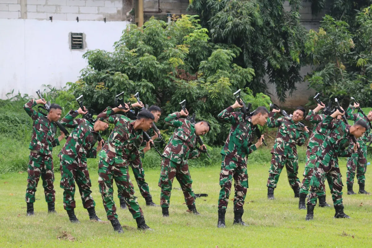 Prajurit Yonkomlek 1 Mar Gelar Senam Senjata untuk Tingkatkan Kebugaran dan Disiplin