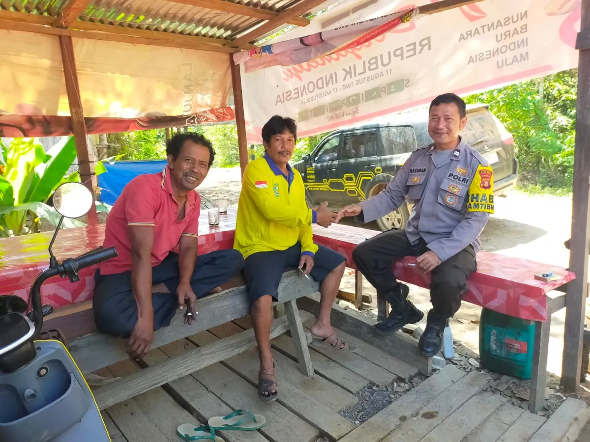 Bhabinkamtibmas Polsek Muara Bengkal Sambangi Warga untuk Tingkatkan Keamanan