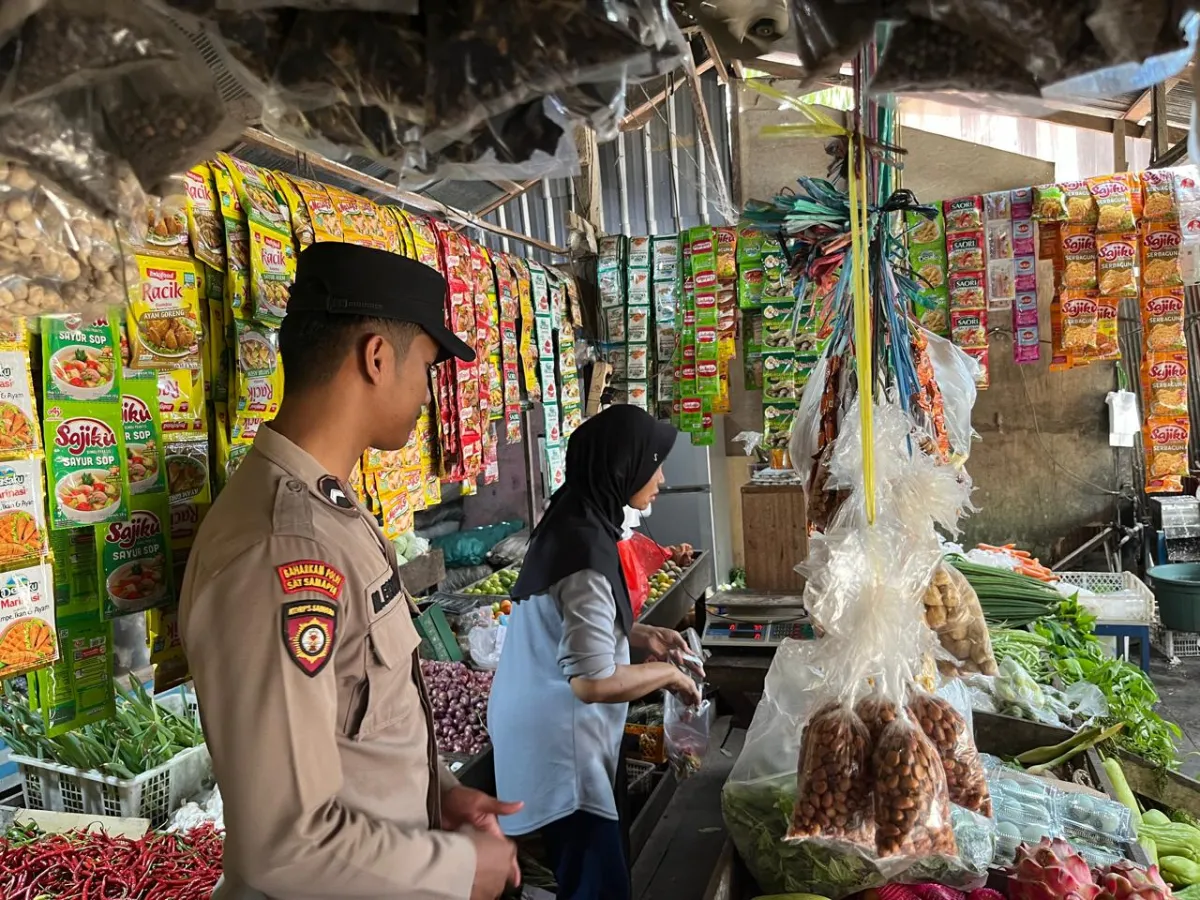 Polsek Muara Wahau Patroli Pasar Landasan untuk Jamin Keamanan Masyarakat